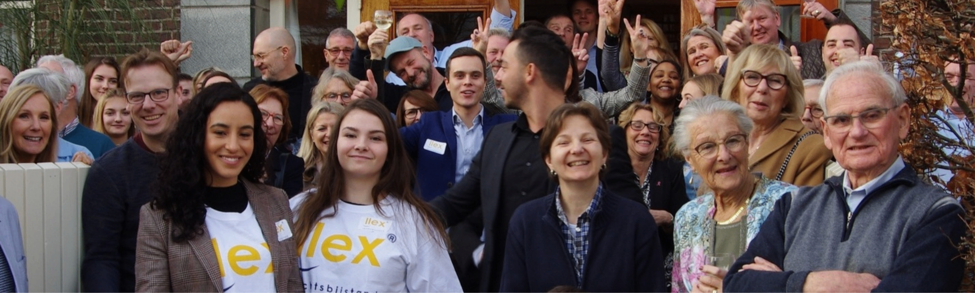 Famille heureuse souriante, accompagnée par LLex
